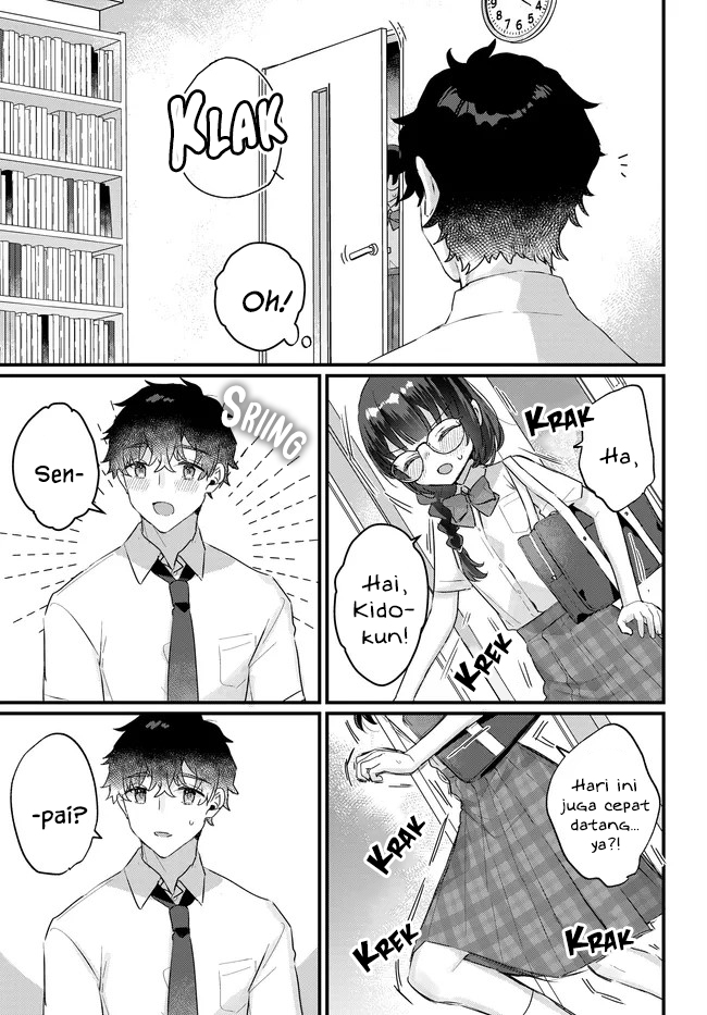 Chiisakute Kawaii Bungeibu no Chiteki na Senpai wo, Hiza no Ue ni Nosetara Mainichi Suwattekuru You ni Natta Chapter 2.1 - halaman 5